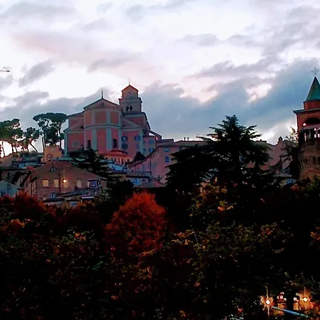 Nel Centro Storico Di Happy Song * فيرمو