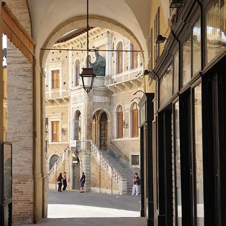 Nel Centro Storico Di Happy Song