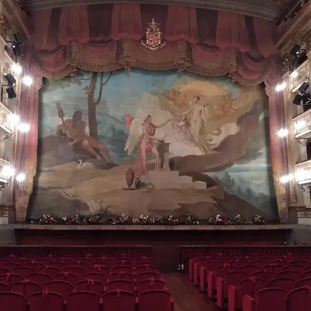 Nel Centro Storico Di Happy Song *